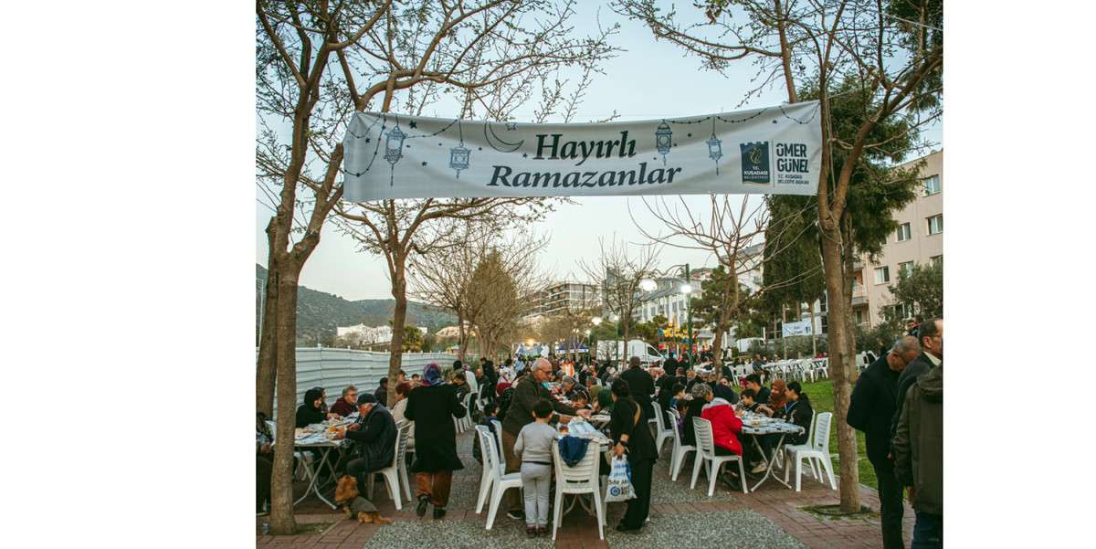 KUŞADASI BELEDİYESİ’NİN İFTAR SOFRASI BU KEZ İKİÇEŞMELİK’TE KURULDU