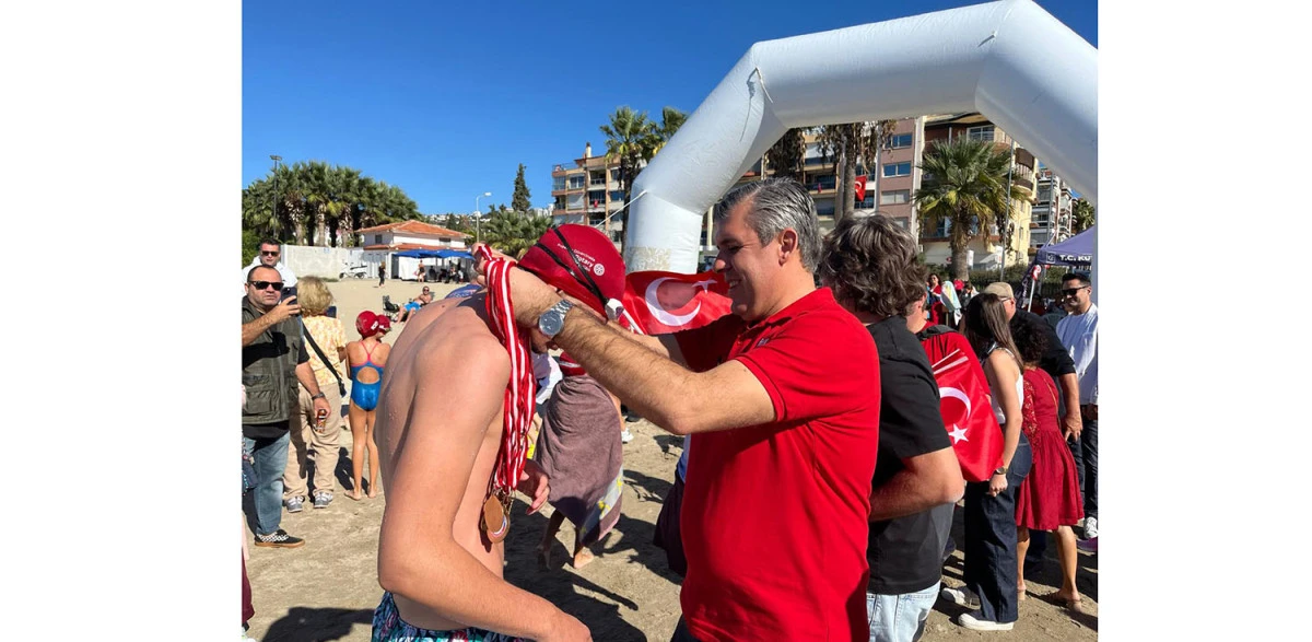 KUŞADASI GÜVERCİNADA ROTARY KULÜBÜ’NDEN “CUMHURİYETE SAYGI YÜZME ETKİNLİĞİ”