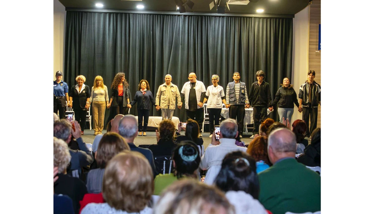 KUŞADASI TİYATRO G&Uuml;NLERİ BAŞLADI