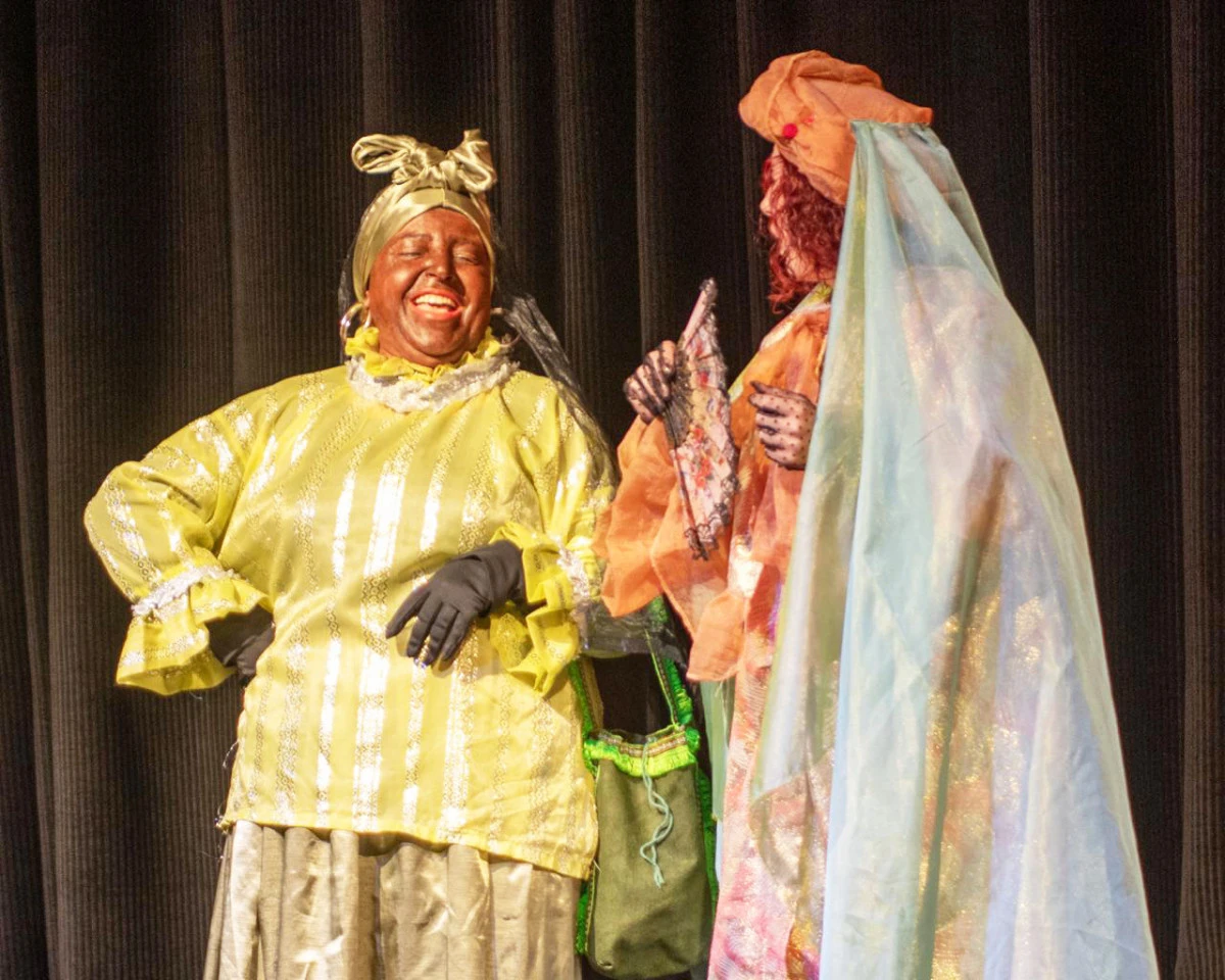 KUŞADASI TİYATRO G&Uuml;NLERİ&rsquo;NDE KAHKAHA DOLU ANLAR YAŞANDI