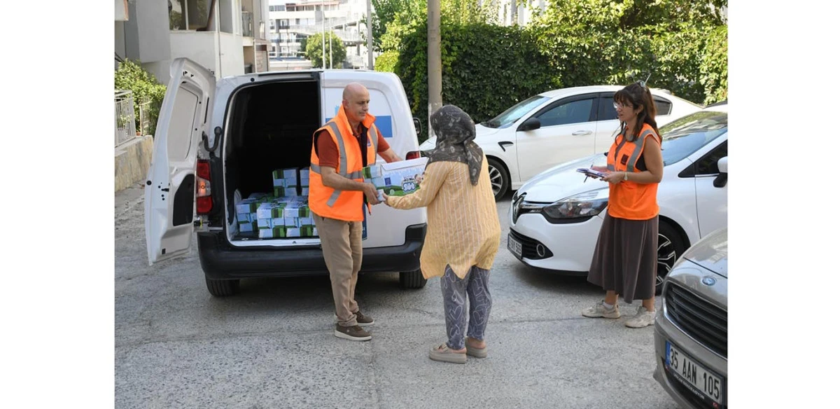 KUŞADASI&rsquo;NDA &Ccedil;OCUKLAR LIKIR LIKIR S&Uuml;T İ&Ccedil;MEYE DEVAM EDİYOR