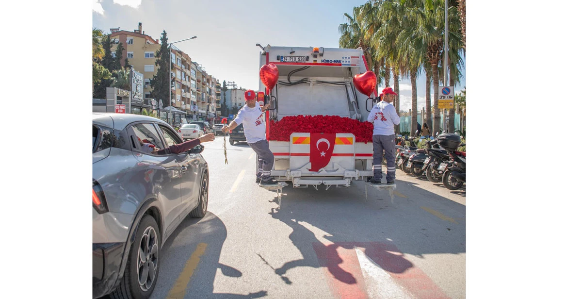 KUŞADASI'NDA &Ccedil;&Ouml;P KAMYONU SEVGİ DAĞITTI