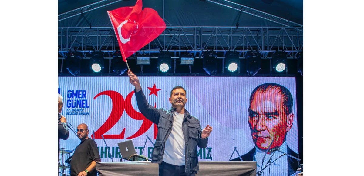 KUŞADASI'NDA CUMHURİYET COŞKUSU GECEYE TAŞINDI