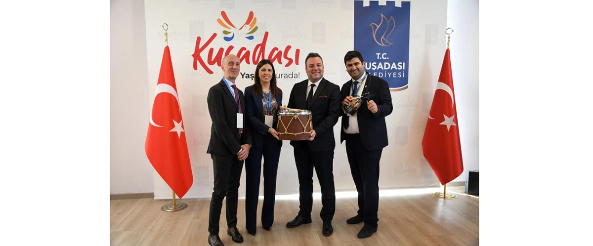 KUŞADASI&rsquo;NDA CUMHURİYET&rsquo;İN 103&rsquo;&Uuml;NC&Uuml; YILI KARDEŞ ŞEHİRLERİN  DOSTLUK BULUŞMASIYLA TA&Ccedil;LANDI