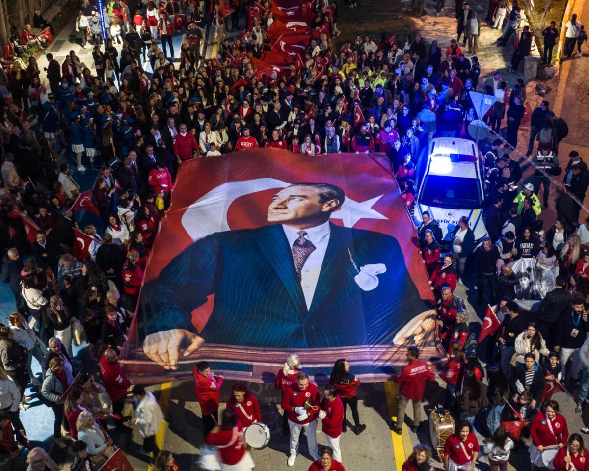 KUŞADASI&rsquo;NDA CUMHURİYET&rsquo;İN AYAK SESLERİ: 250 METRELİK T&Uuml;RK BAYRAĞI ALTINDA BİNLERCE KİŞİ TEK Y&Uuml;REK OLDU