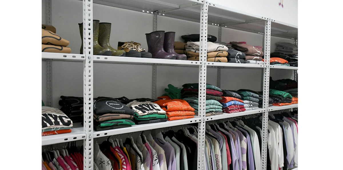 KUŞADASI&rsquo;NDA DAYANIŞMA K&Uuml;LT&Uuml;R&Uuml; &lsquo;ADA KIYAFET EVİ&rsquo; İLE DAHA DA B&Uuml;Y&Uuml;D&Uuml; 