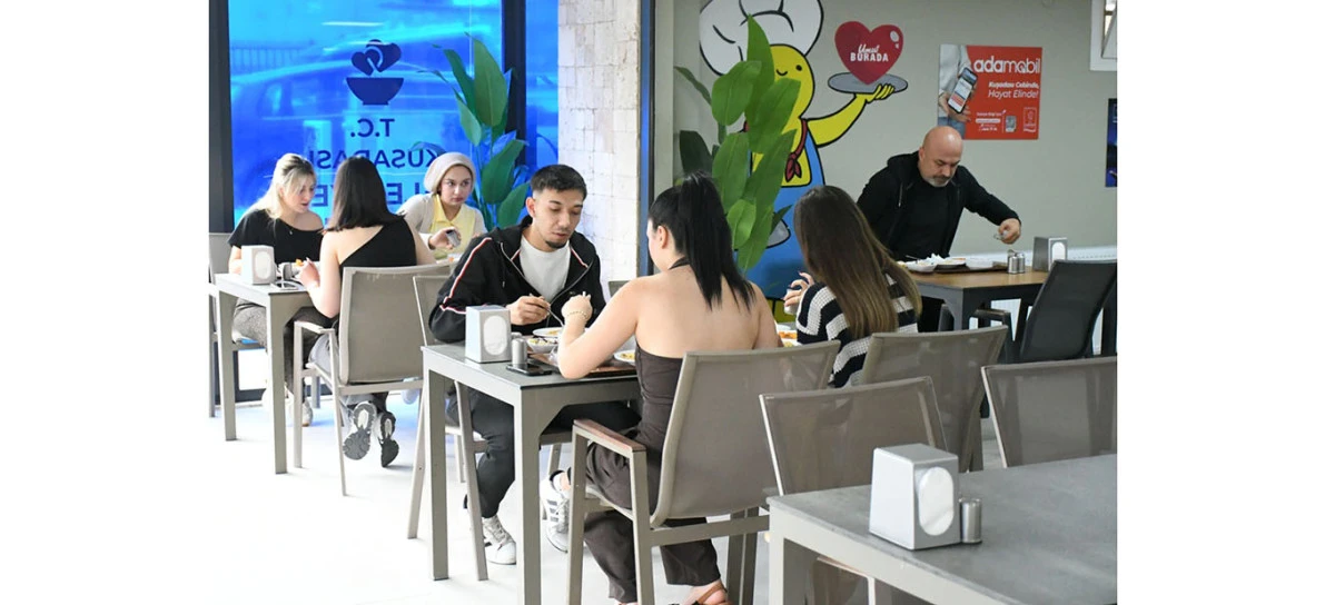 KUŞADASI'NDA DAYANIŞMANIN SOFRASI KENT LOKANTASI HER G&Uuml;N Y&Uuml;ZLERCE KİŞİYİ AĞIRLIYOR