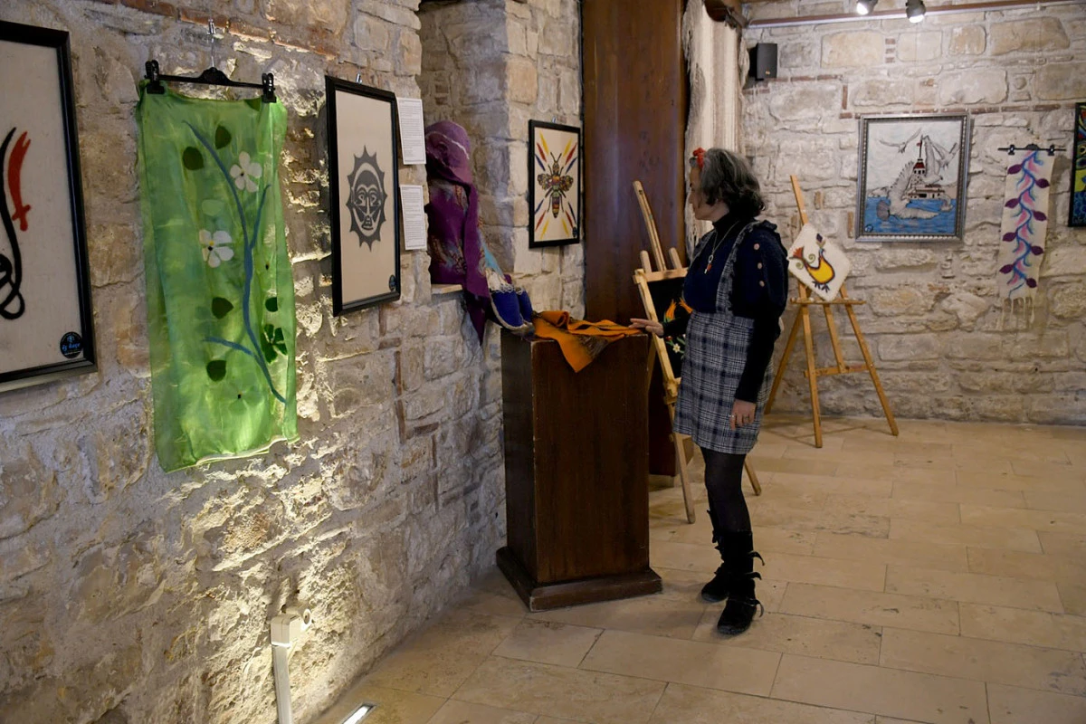 KUŞADASI&rsquo;NDA HAT SANATI KE&Ccedil;E İLE BULUŞTU