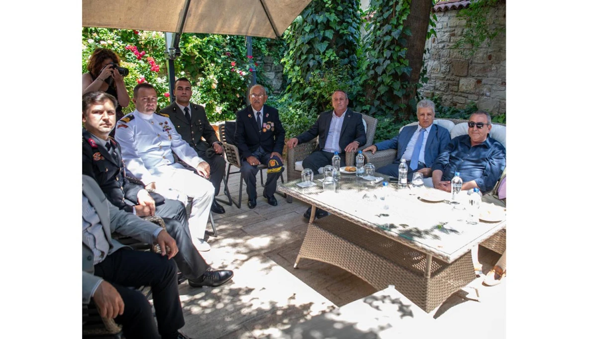 KUŞADASI'NDA İL&Ccedil;E PROTOKOL&Uuml; VATANDAŞLARLA BAYRAMLAŞTI