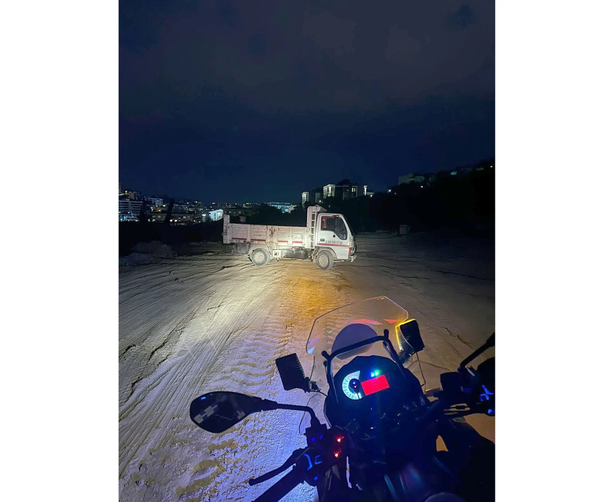 KUŞADASI'NDA KA&Ccedil;AK MOLOZ D&Ouml;KERKEN SU&Ccedil;&Uuml;ST&Uuml; YAKALANAN KAMYONET S&Uuml;R&Uuml;C&Uuml;S&Uuml;NE CEZA