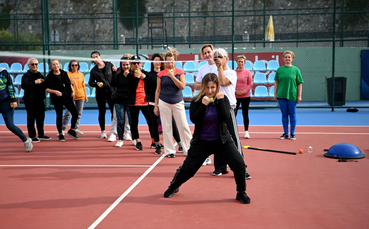 KUŞADASI’NDA KADINLARA ‘YAKIN SAVUNMA TEKNİKLERİ’ EĞİTİMİ VERİLDİ