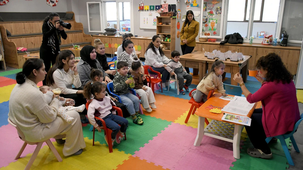 KUŞADASI&rsquo;NDA MİNİK ELLER TASARLADIKLARI EVLERİN BAH&Ccedil;ESİNE TOHUM EKTİ