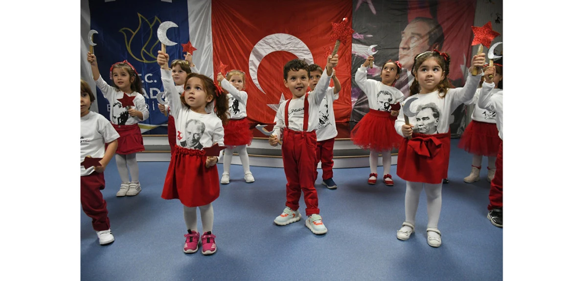 KUŞADASI&rsquo;NDA MİNİK KALPLER CUMHURİYET İ&Ccedil;İN ATTI