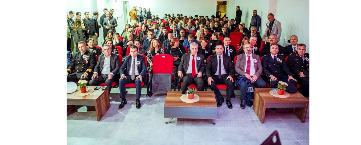 KUŞADASI’NDA ÖĞRENCİLERDEN ‘ATATÜRK’ İÇİN ANMA ETKİNLİĞİ 