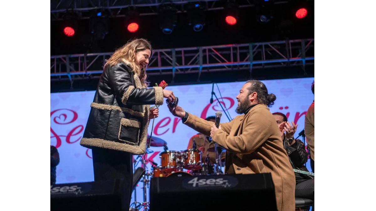 KUŞADASI&rsquo;NDA SEVGİLİLER G&Uuml;N&Uuml; EVLENME TEKLİFİYLE TA&Ccedil;LANDI