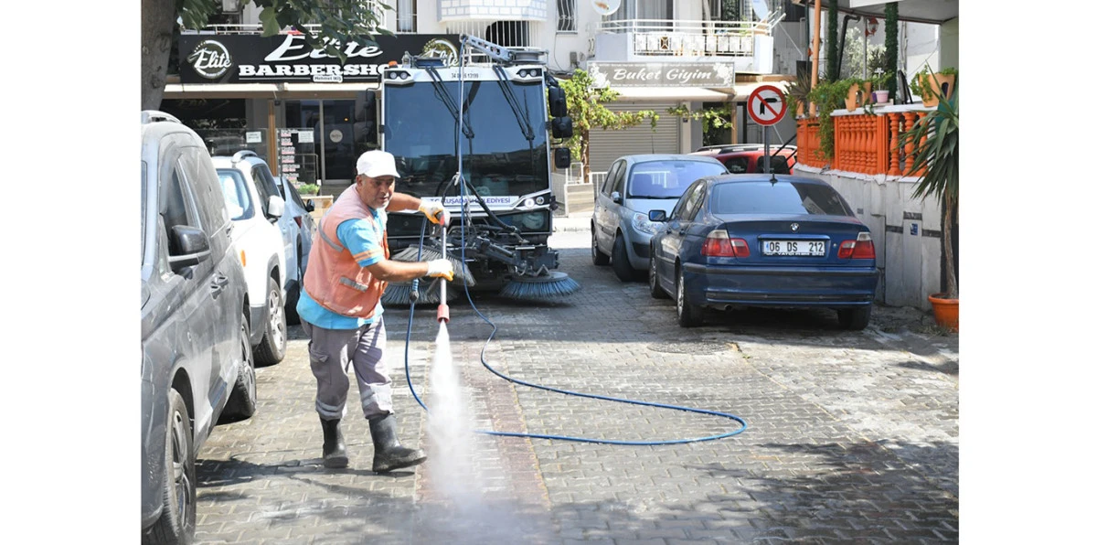 KUŞADASI&rsquo;NDA TEMİZLİK MESAİSİ 7/24 S&Uuml;R&Uuml;YOR