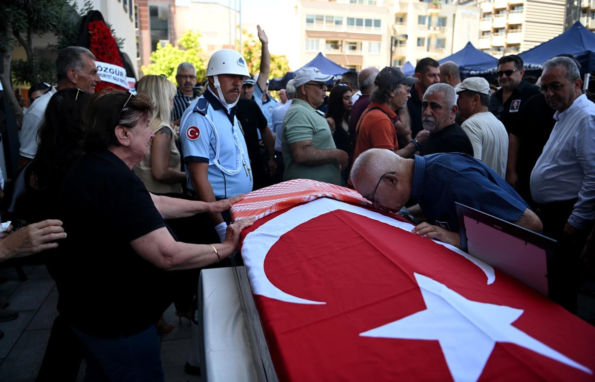 KUŞADASI&rsquo;NIN ESKİ BELEDİYE BAŞKANI ENGİN BERBEROĞLU SON YOLCULUĞUNA UĞURLANDI