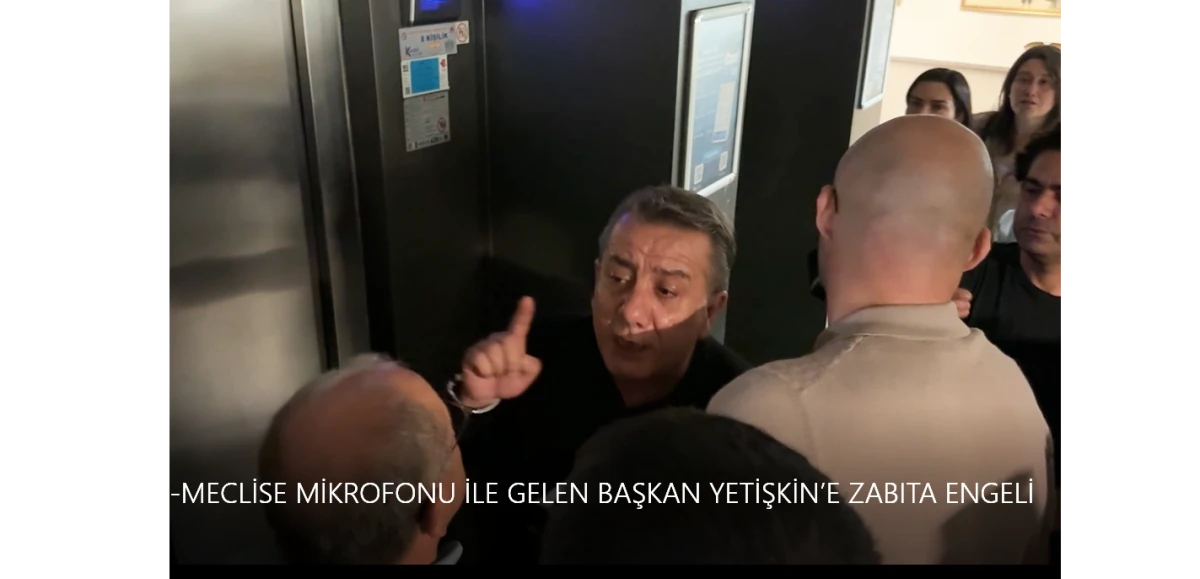 MECLİSE MİKROFONU İLE GELEN BAŞKAN YETİŞKİN&rsquo;E ZABITA ENGELİ