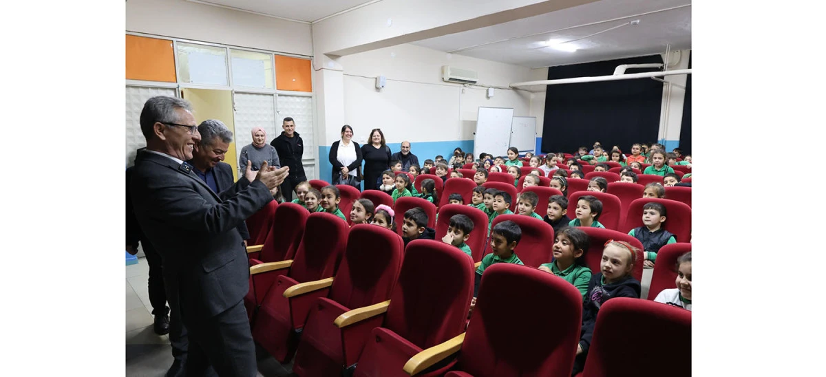  MİNİK &Ouml;ĞRENCİLERDEN BAŞKAN TETİK&rsquo;E SEVGİ SELİ