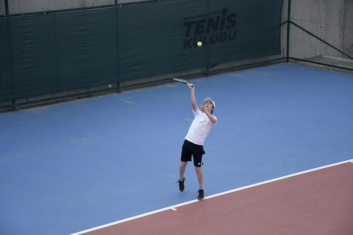 MİNİK TENİS&Ccedil;İLER 23 NİSAN KUPASI İ&Ccedil;İN KIYASIYA M&Uuml;CADELEYE BAŞLADI