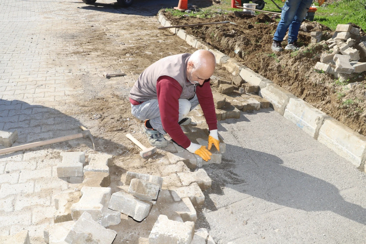 NAZİLLİDE YOL SEFERBERLİĞİ &ldquo;BOZULAN PARKELER YENİLENİYOR&rdquo;