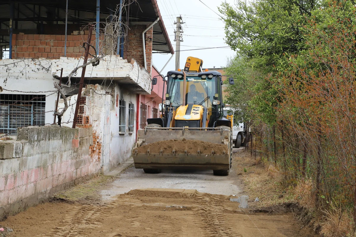 NAZİLLİ&rsquo;DE YOL SEFERBERLİĞİ S&Uuml;R&Uuml;YOR