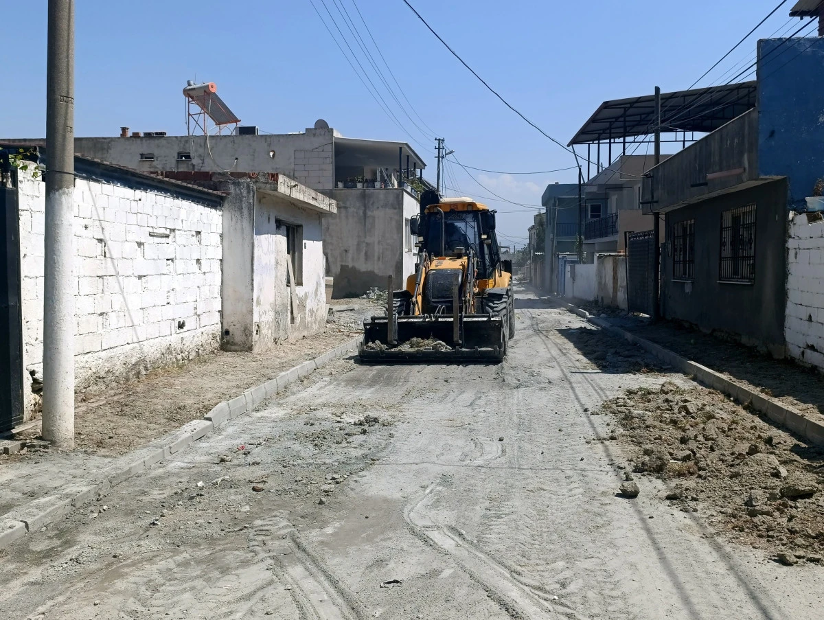 SAZLI MAHALLESİ&rsquo;NDE DE YOLLAR YENİLENİYOR