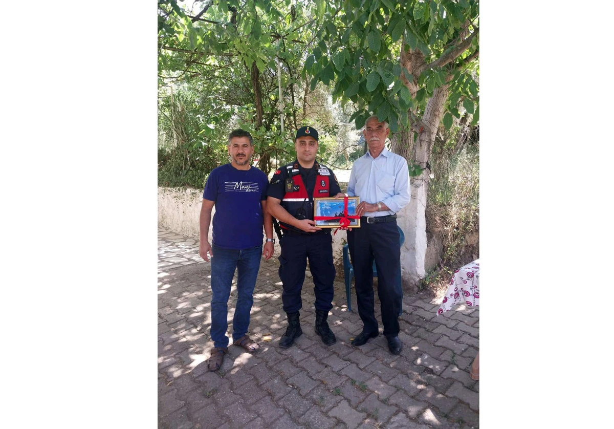 ŞEHİTLER ANISINA ŞEHİT AİLELERİNE JANDARMADAN TABLOLAR
