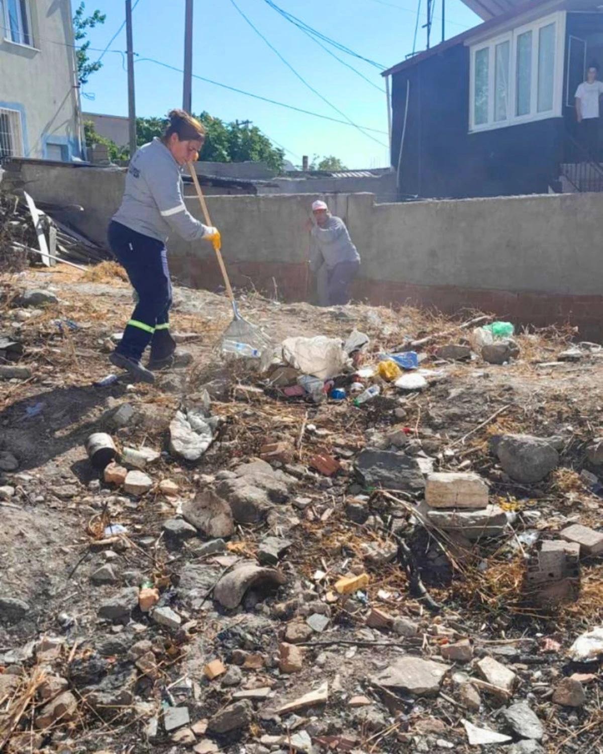 S&ouml;ke Belediyesi mevsimsel ot bi&ccedil;me ve temizlik &ccedil;alışmalarını aralıksız s&uuml;rd&uuml;r&uuml;yor