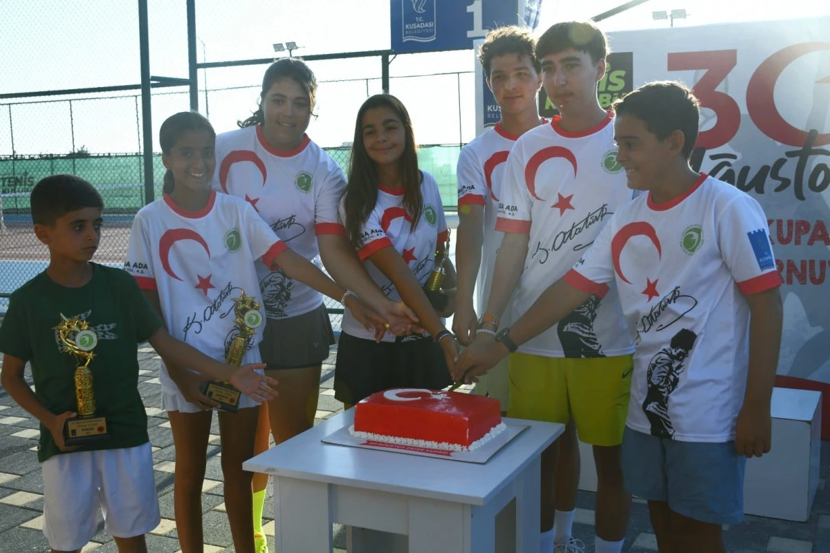 TENİS KULÜBÜNDE KUPALAR ZAFER BAYRAMI COŞKUSUYLA HAVAYA KALKTI